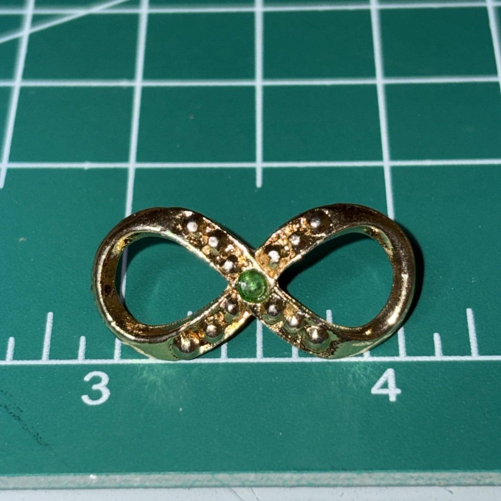 Hattie Carnegie Signed Gold Tone Infinity Pin Brooch Green Stone Vintage